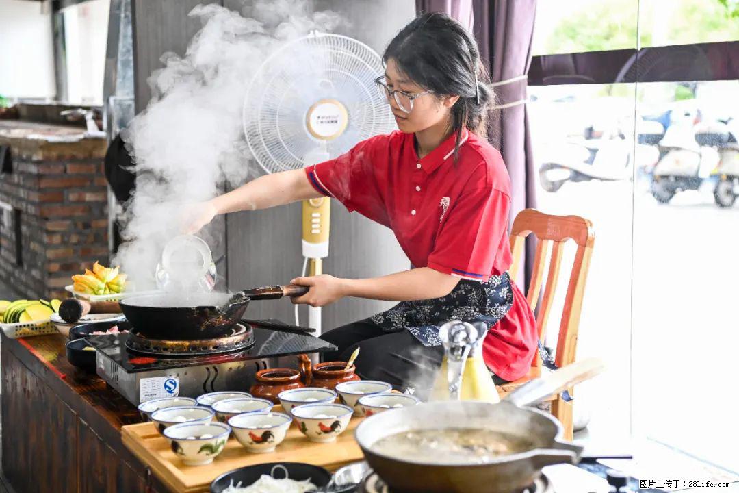 全网追的“扁担女孩”，找了一份暑假工，时薪12元 - 甘南生活资讯 - 甘南28生活网 gn.28life.net